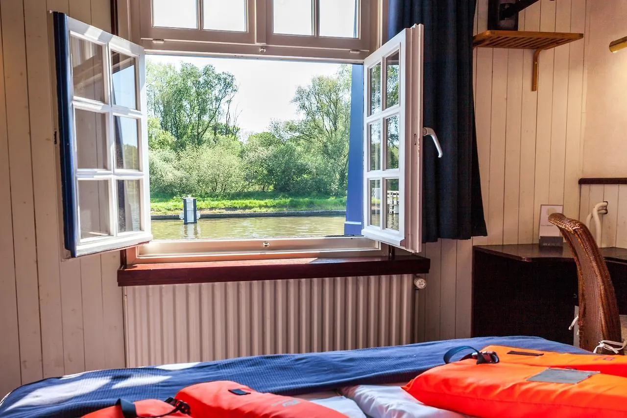 ברוז' Boat Hotel De Barge