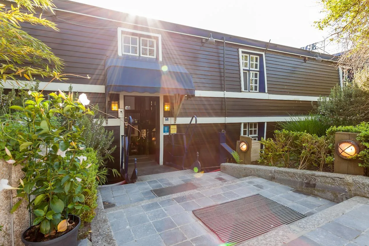 ברוז' Boat Hotel De Barge 3*,