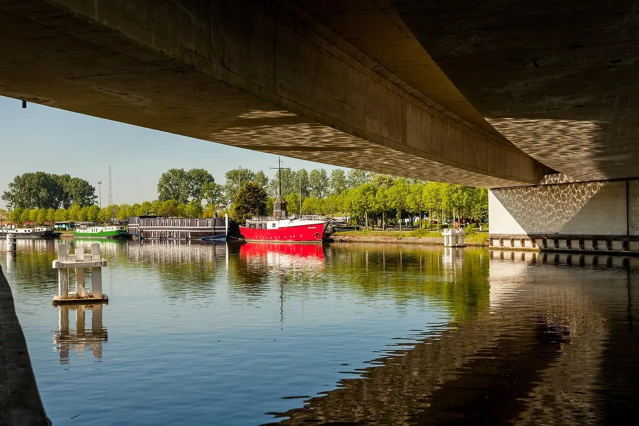 Boat Hotel De Barge Bruges